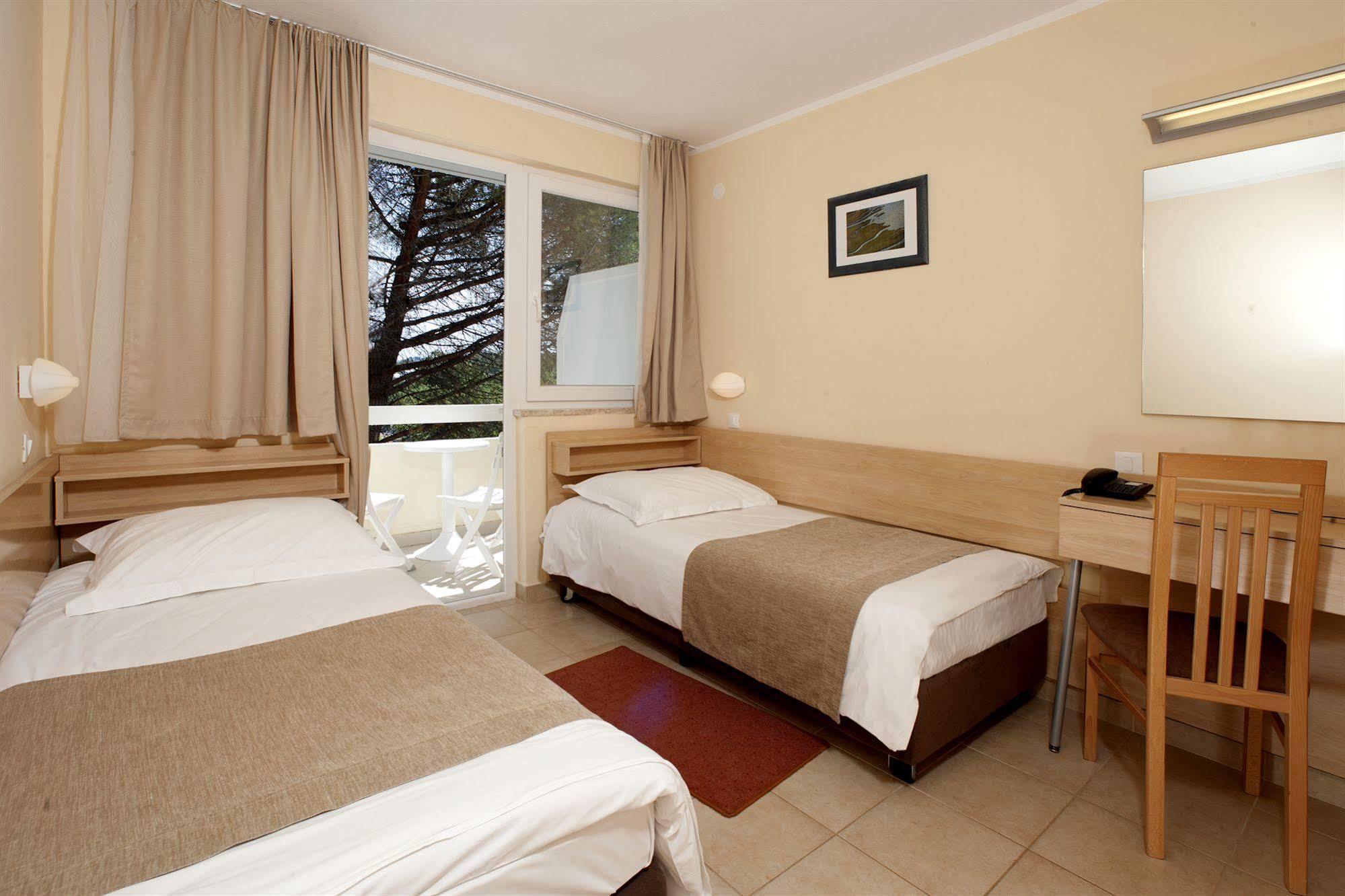 Hotel Delfin Plava Laguna Mugeba Exterior photo